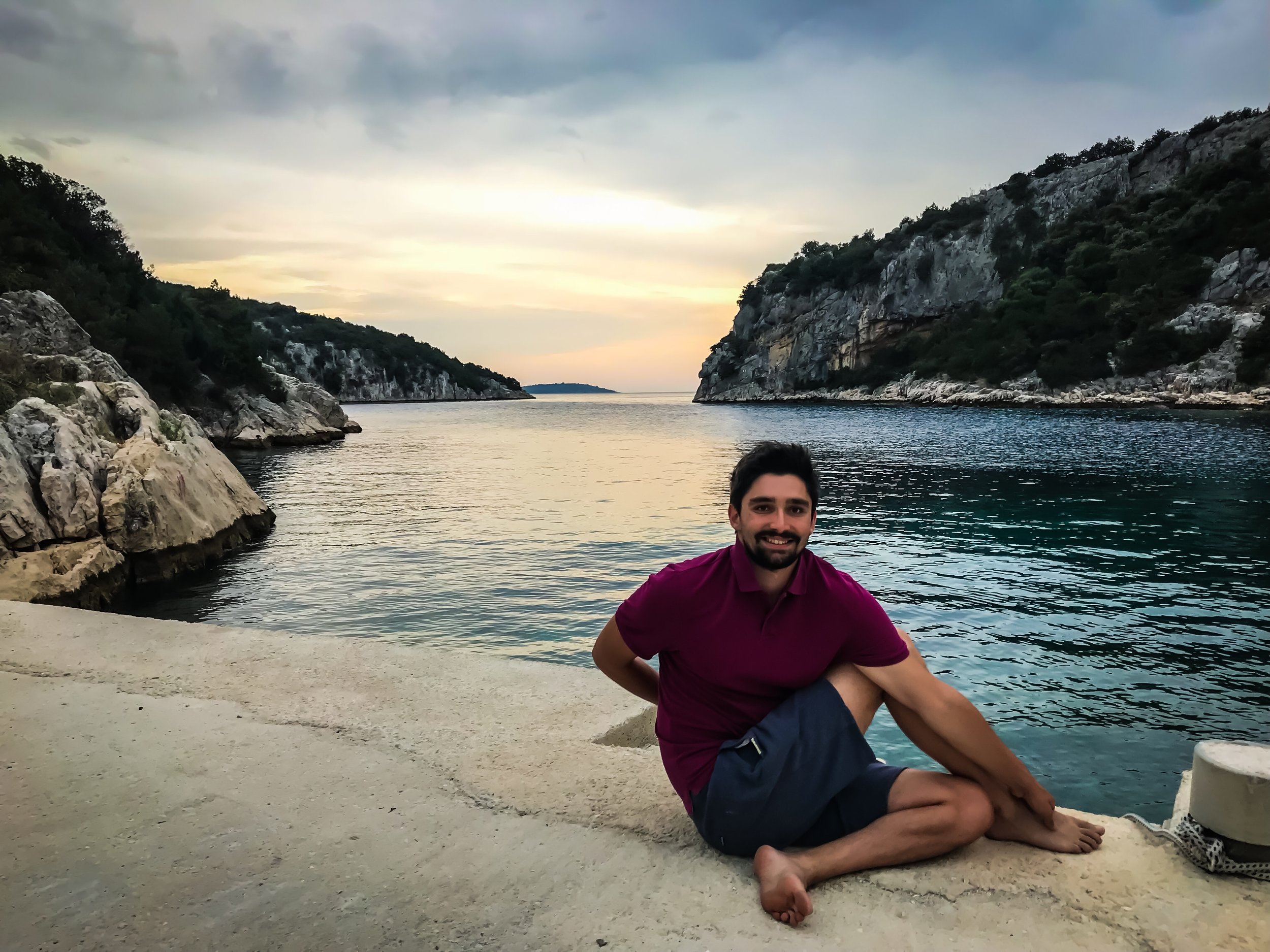 Yoga Sequenz mit Fokus auf das Mooladhara Chakra – Erdung, Sicherheit und Stabilität.