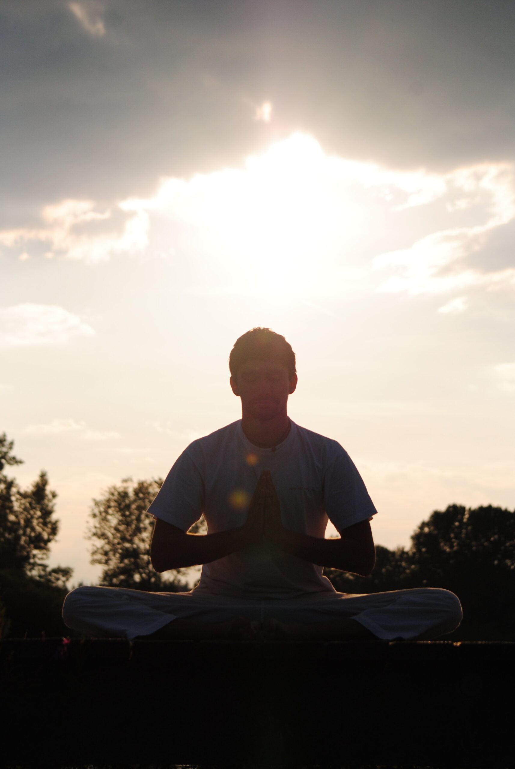 Joram Schirmaier in Surya Namaskara – dynamischer Sonnengruß im Einklang von Atem und Bewegung.