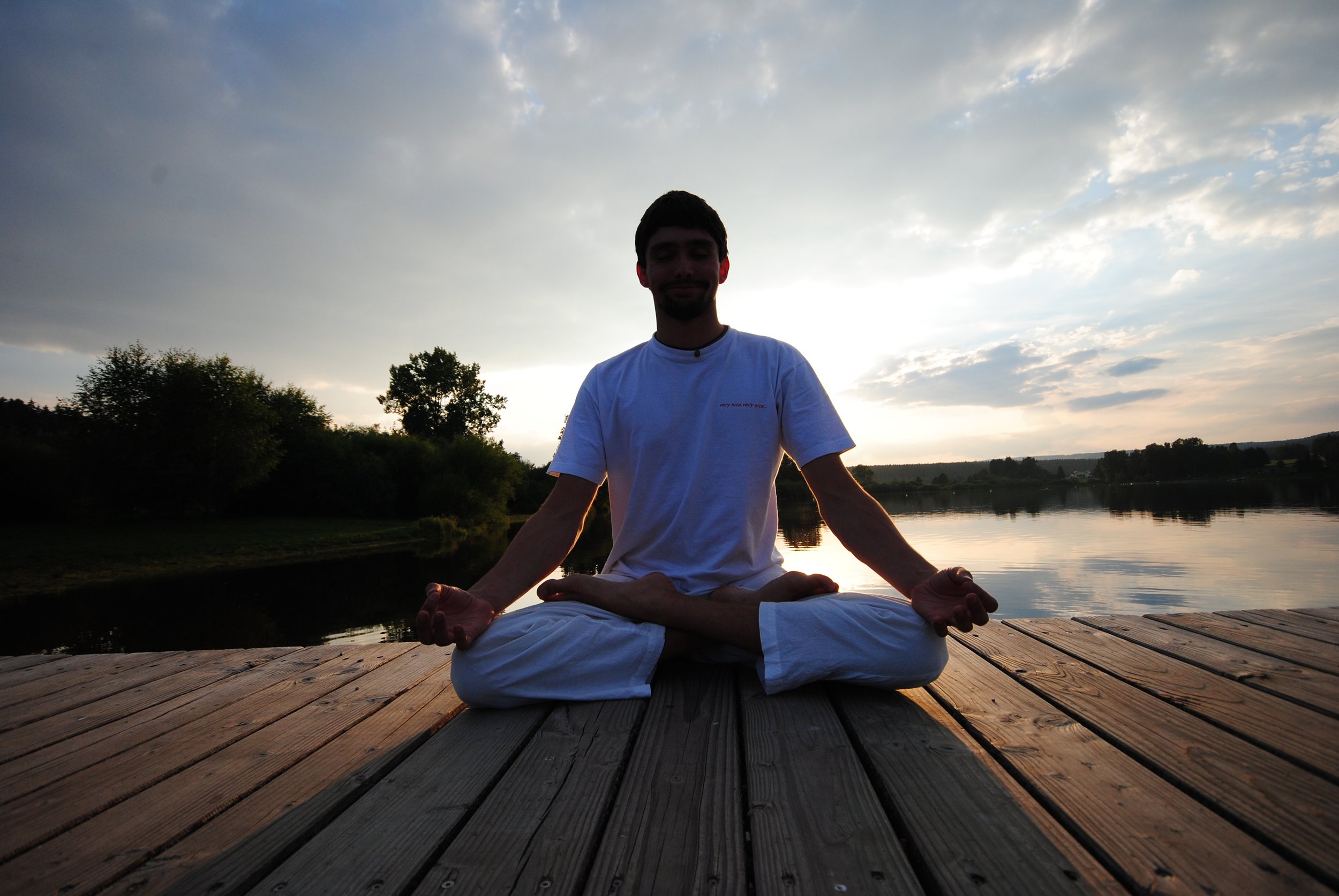 Joram Schirmaier zeigt Yoga zur Stressbewältigung – für mehr Gelassenheit und Entspannung im Alltag.