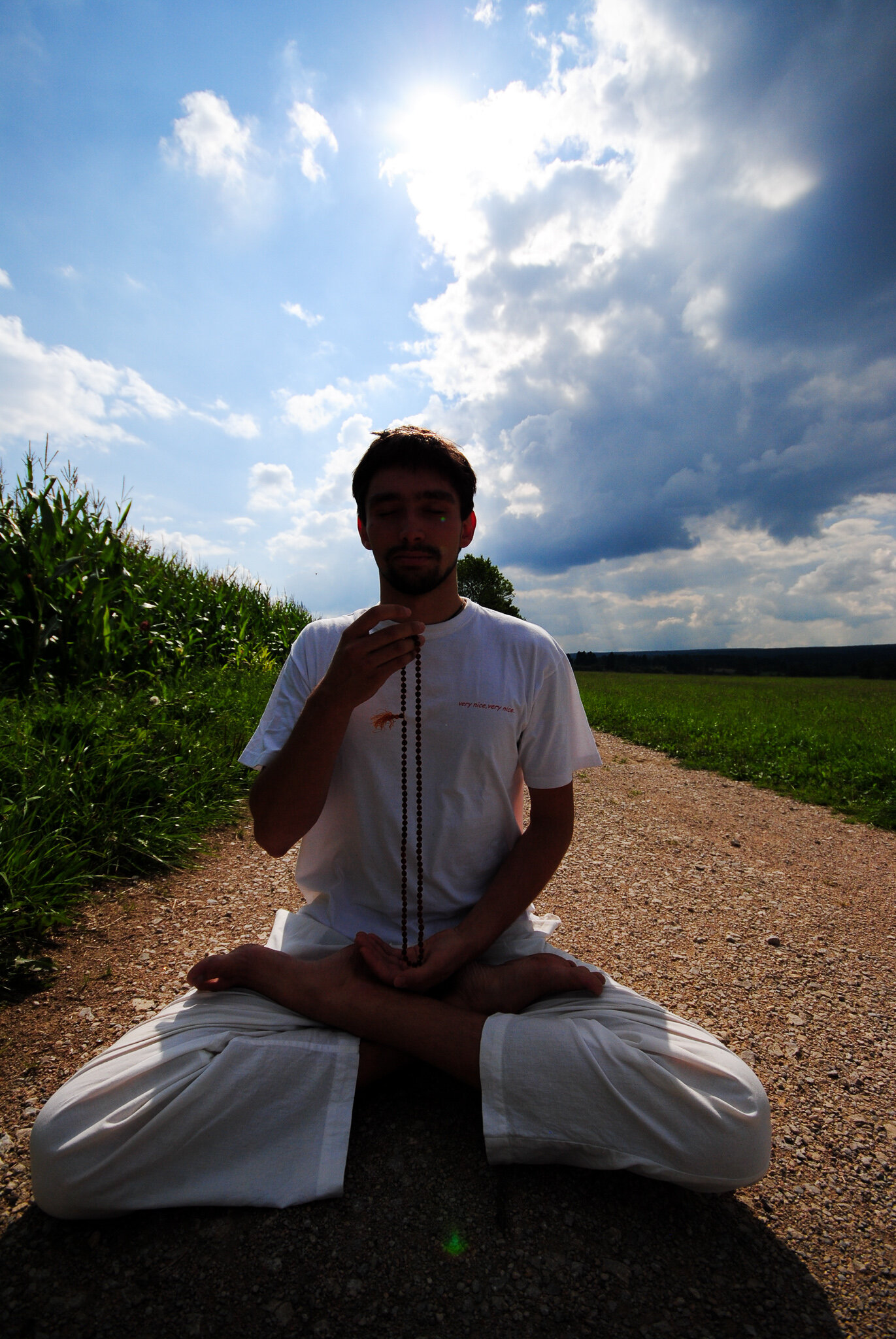 Joram Schirmaier im Mantra-Ritual – Klang und Schwingung als Meditationsform.