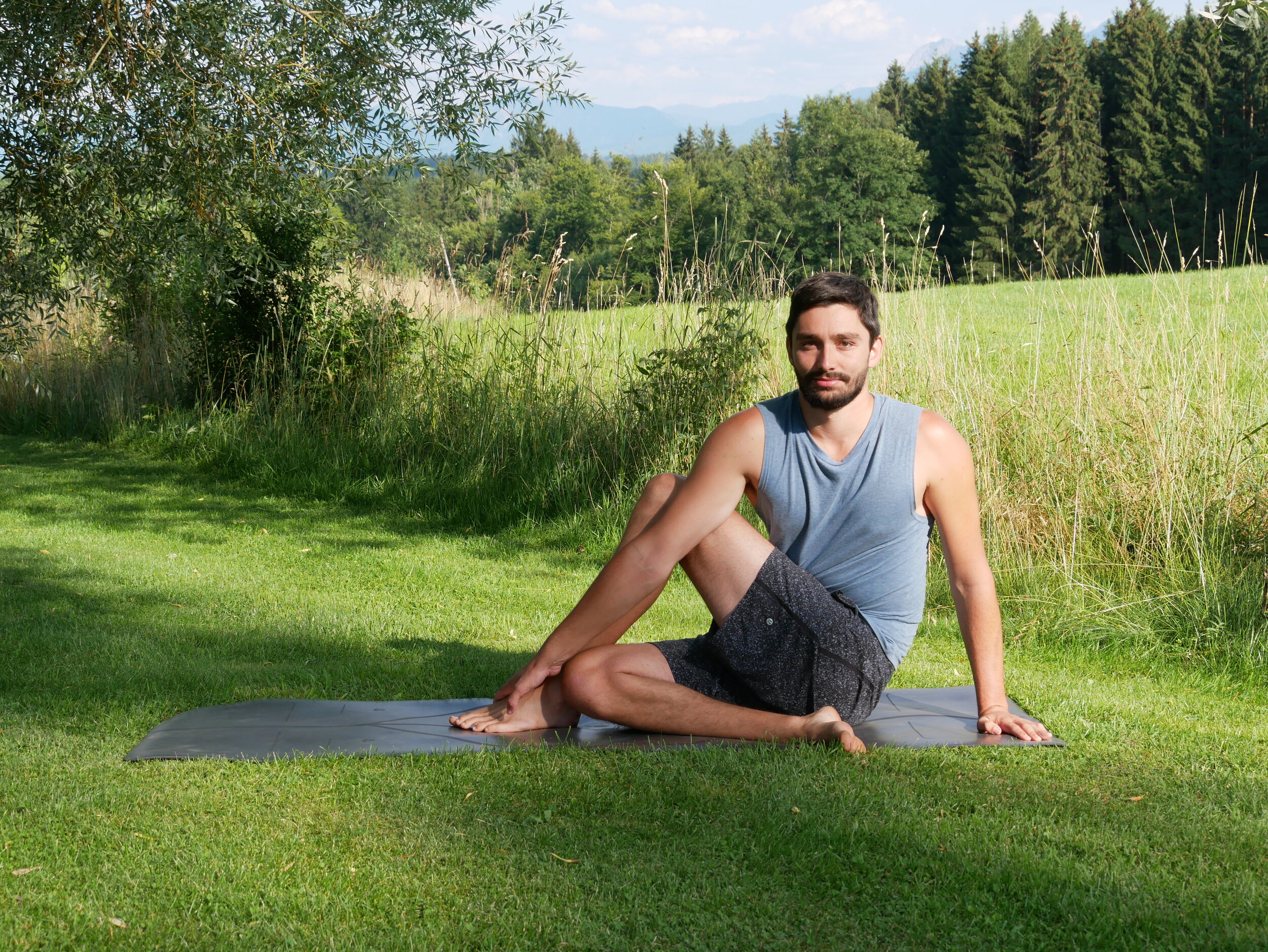Manipura Yoga Sequenz – mit Joram Schirmaier für Selbstvertrauen und Energiezentrum.