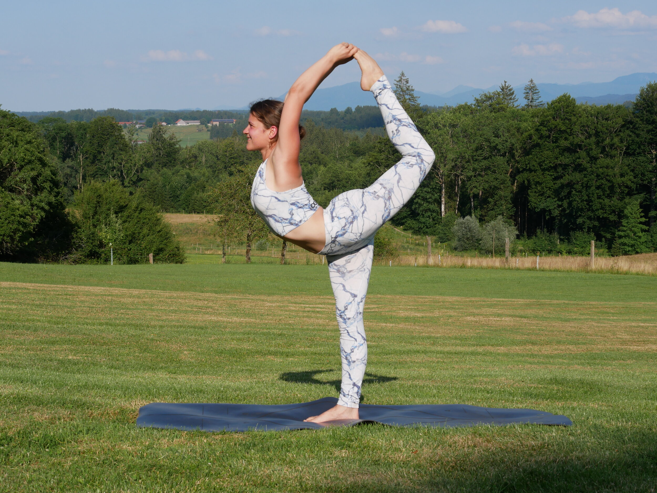 Malena in einer herzöffnenden Yoga-Pose während der Anahata Sequenz.
