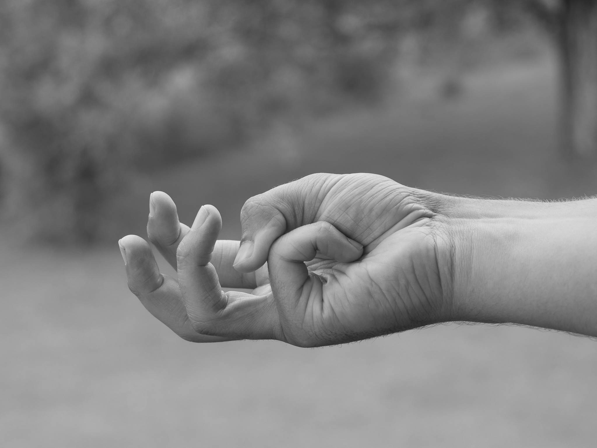 Joram Schirmaier in Varuna Mudra – zur Harmonisierung des Wasserhaushalts im Körper.
