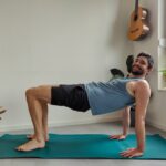 Joram Schirmaier führt die Yoga-Übung Ardha Purvottanasana (Halbe Rückenstreckung) in einem gemütlichen Zuhause aus.