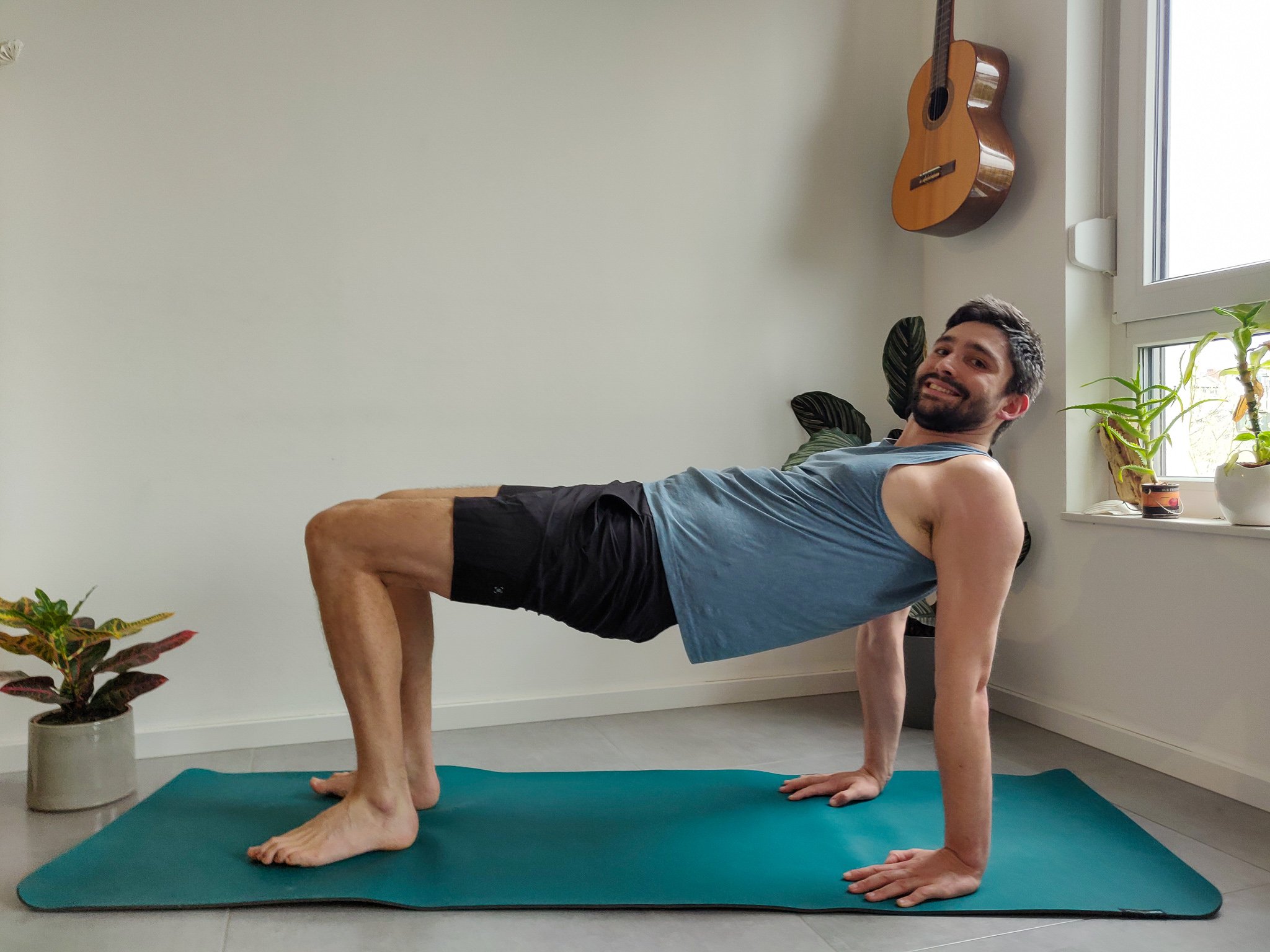 Joram Schirmaier führt die Yoga-Übung Ardha Purvottanasana (Halbe Rückenstreckung) in einem gemütlichen Zuhause aus.