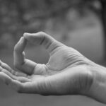 Jnana Mudra mit Joram Schirmaier – die klassische Geste des Wissens.