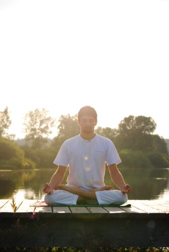Joram Schirmaier praktiziert So Ham Meditation in ruhiger, meditativer Haltung.