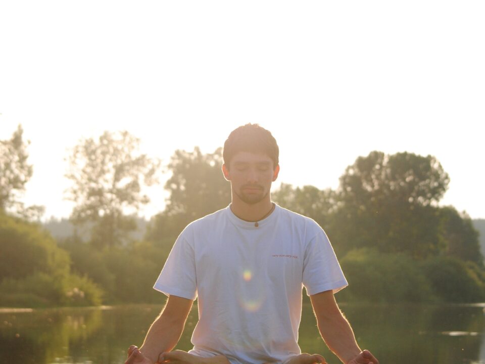 Joram Schirmaier praktiziert So Ham Meditation in ruhiger, meditativer Haltung.