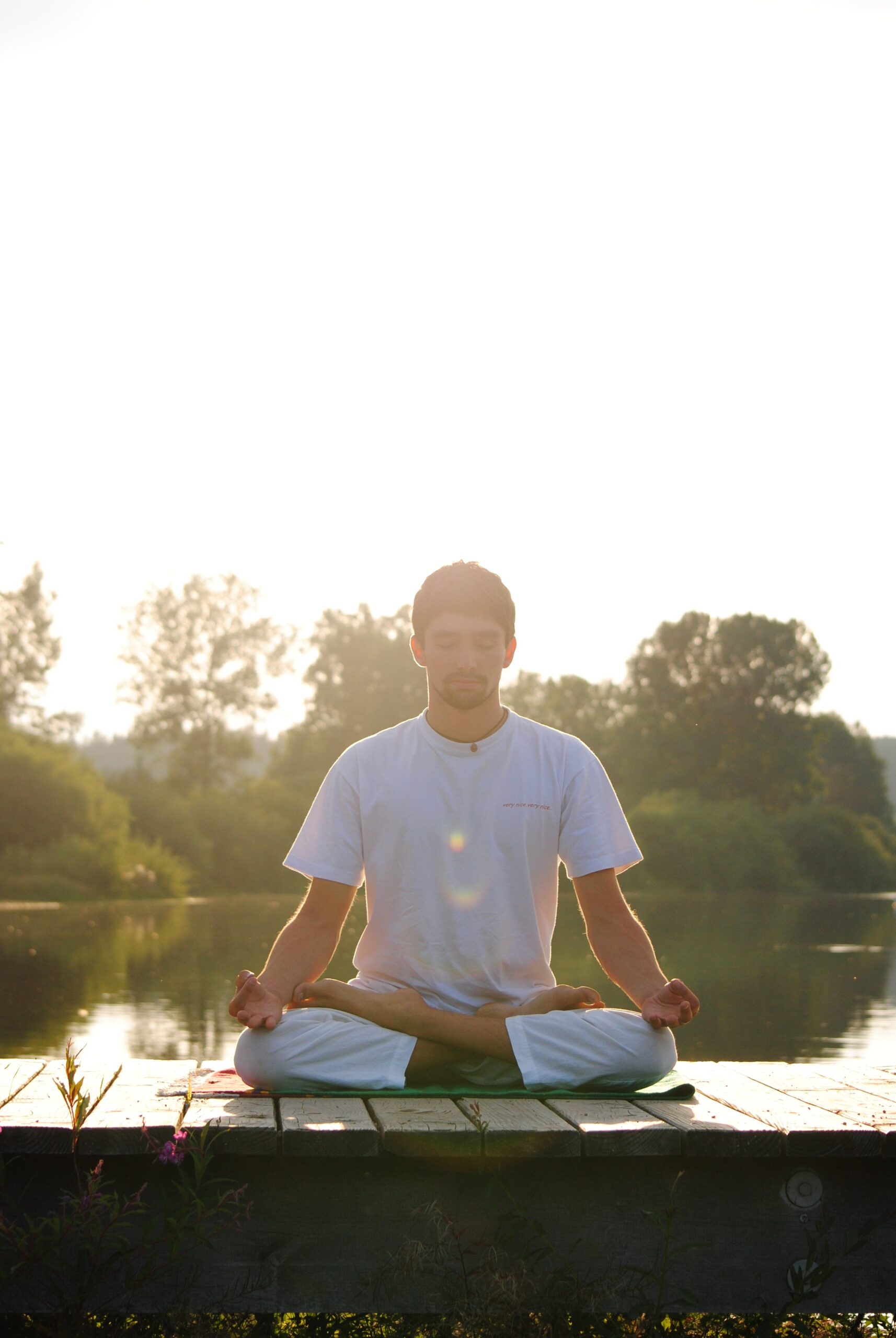 Joram Schirmaier praktiziert So Ham Meditation in ruhiger, meditativer Haltung.