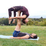 Joram Schirmaier gibt eine Anleitung für eine wohltuende Yogastunde in entspannter Atmosphäre.