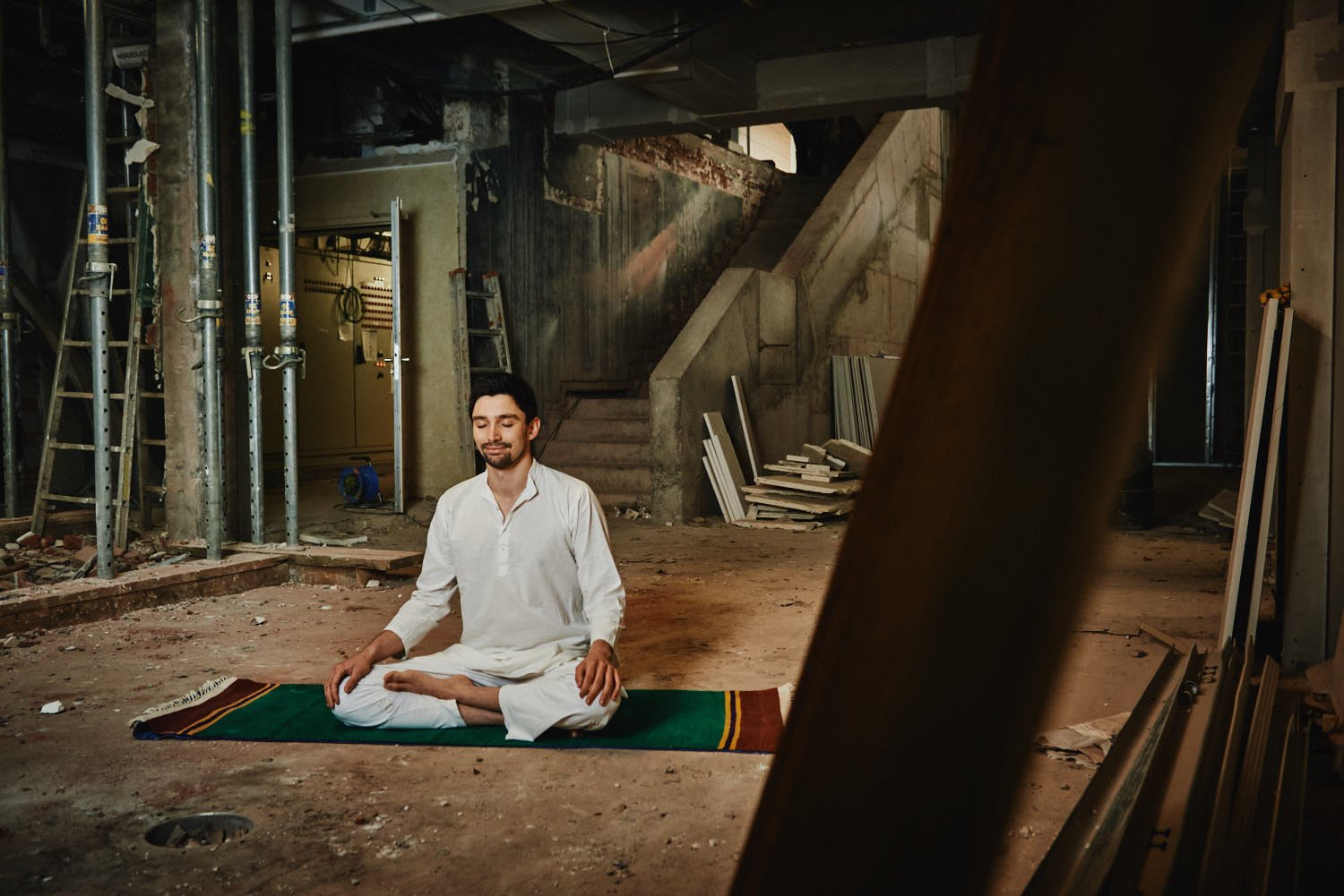 Joram Schirmaier sitzt meditativ im Freien und fokussiert sein Sankalpa, die bewusste Absicht.