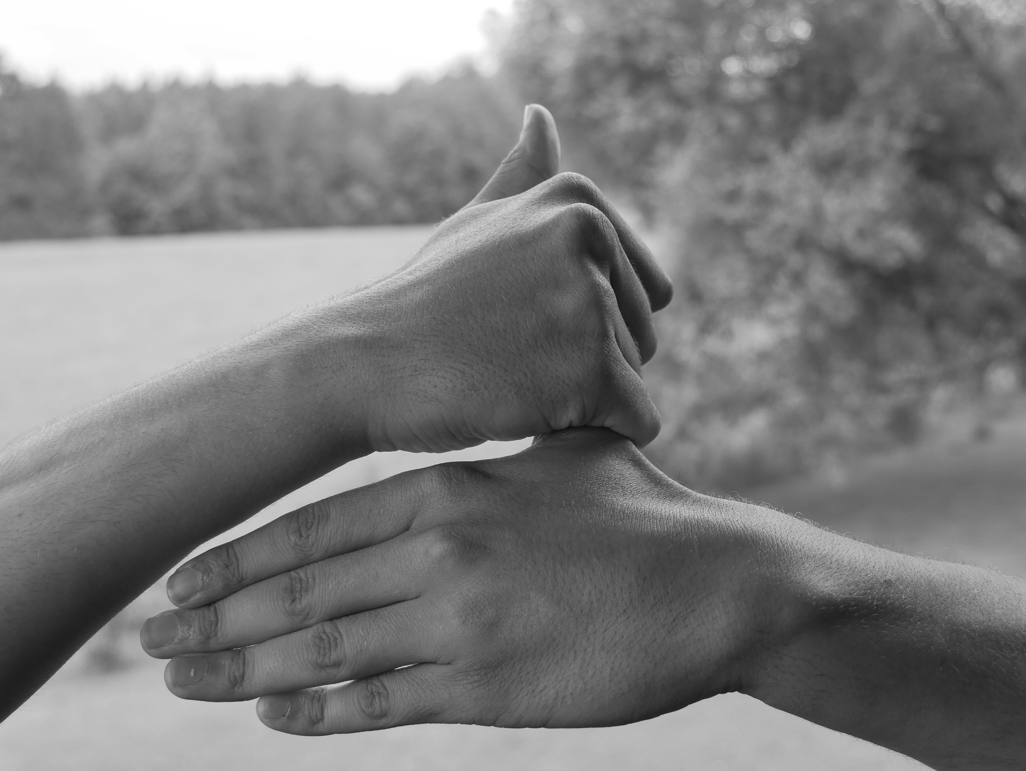 Joram Schirmaier hält die Hände in Shankh Mudra – der Muschelhaltung zur Reinigung.