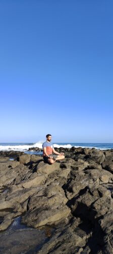 Joram Schirmaier mit ausgebreiteten Armen – Beitragsbild zu den fünf Koshas und der Aura.