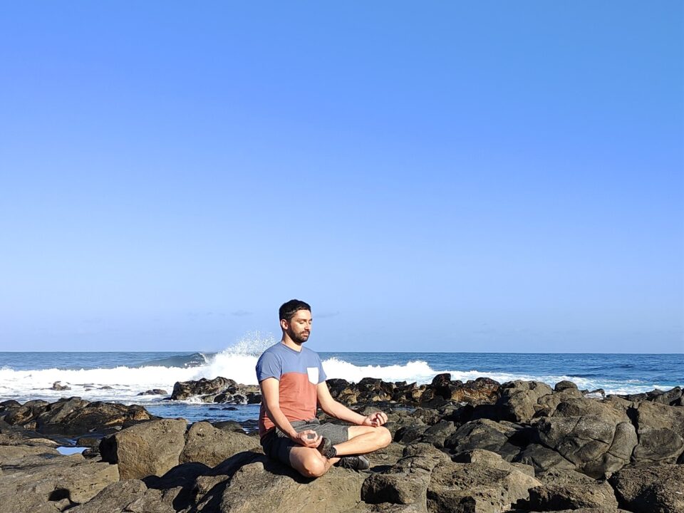 Joram Schirmaier mit ausgebreiteten Armen – Beitragsbild zu den fünf Koshas und der Aura.