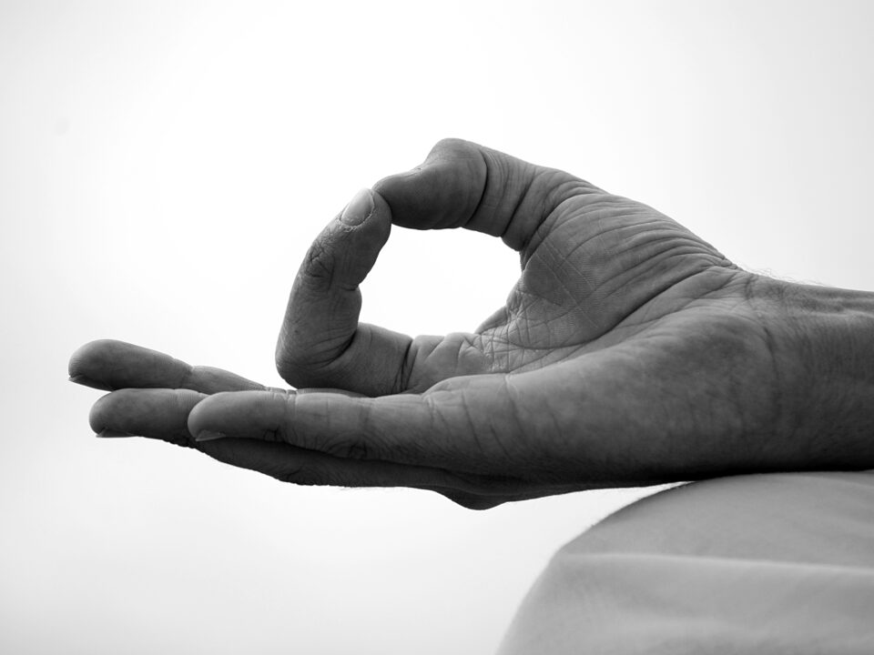 Meditative Handgeste Dhyana Mudra zur Förderung von Achtsamkeit und Balance