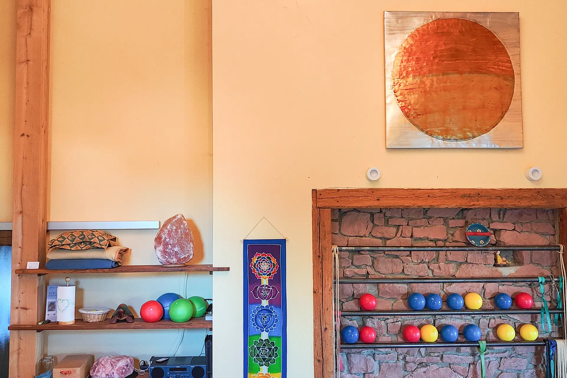 Heller, liebevoll eingerichteter Yogaraum in Oberbränd im Schwarzwald – ideal für achtsame Yoga-Workshops inmitten der Natur.