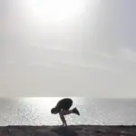 Joram Schirmaier in tiefer Meditation – Darstellung von Dhyana, dem Zustand stiller Betrachtung.