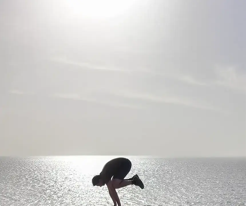 Joram Schirmaier in tiefer Meditation – Darstellung von Dhyana, dem Zustand stiller Betrachtung.