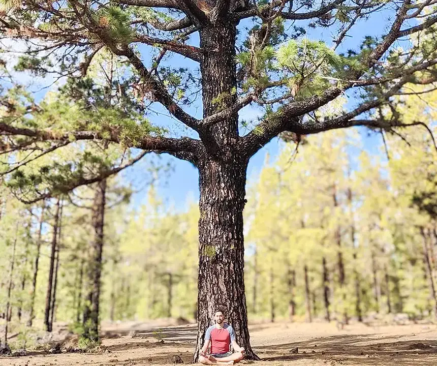 Joram Schirmaier in meditativer Haltung – Symbolbild für Samadhi, den Zustand tiefer Einheit im Yoga.