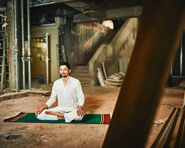 Joram Schirmaier in meditativer Haltung – Sankalpa als innere Ausrichtung im Yoga bei WellYo.