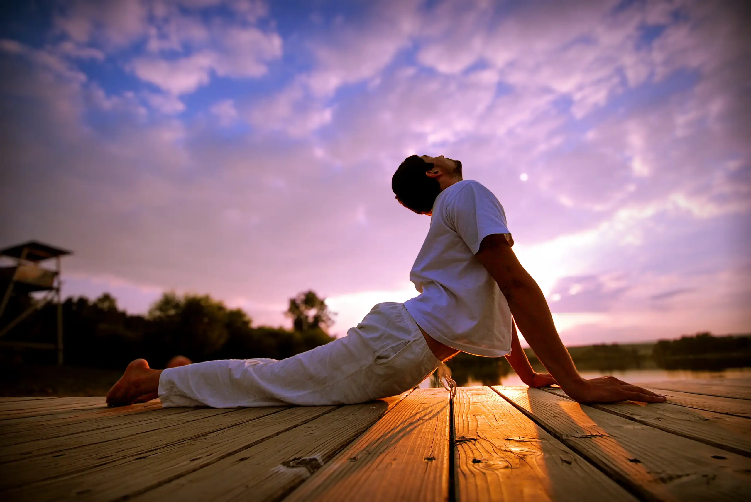 Yoga Sonnengruss mit Kobra-Pose (Bhujangasana) am Kirnbergsee – achtsame Praxis in der Natur.