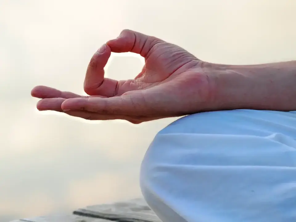 Joram Schirmaier demonstriert Trataka – eine meditative Augenübung zur Konzentrationsschulung im Yoga.