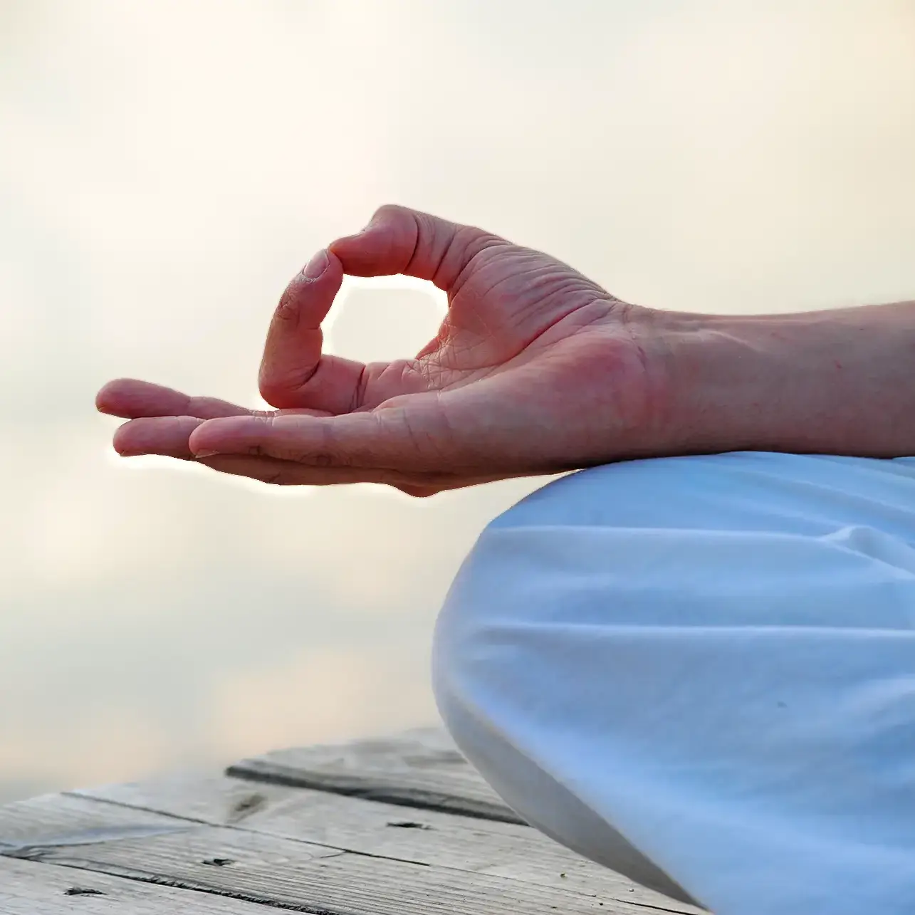 Joram Schirmaier demonstriert Trataka – eine meditative Augenübung zur Konzentrationsschulung im Yoga.