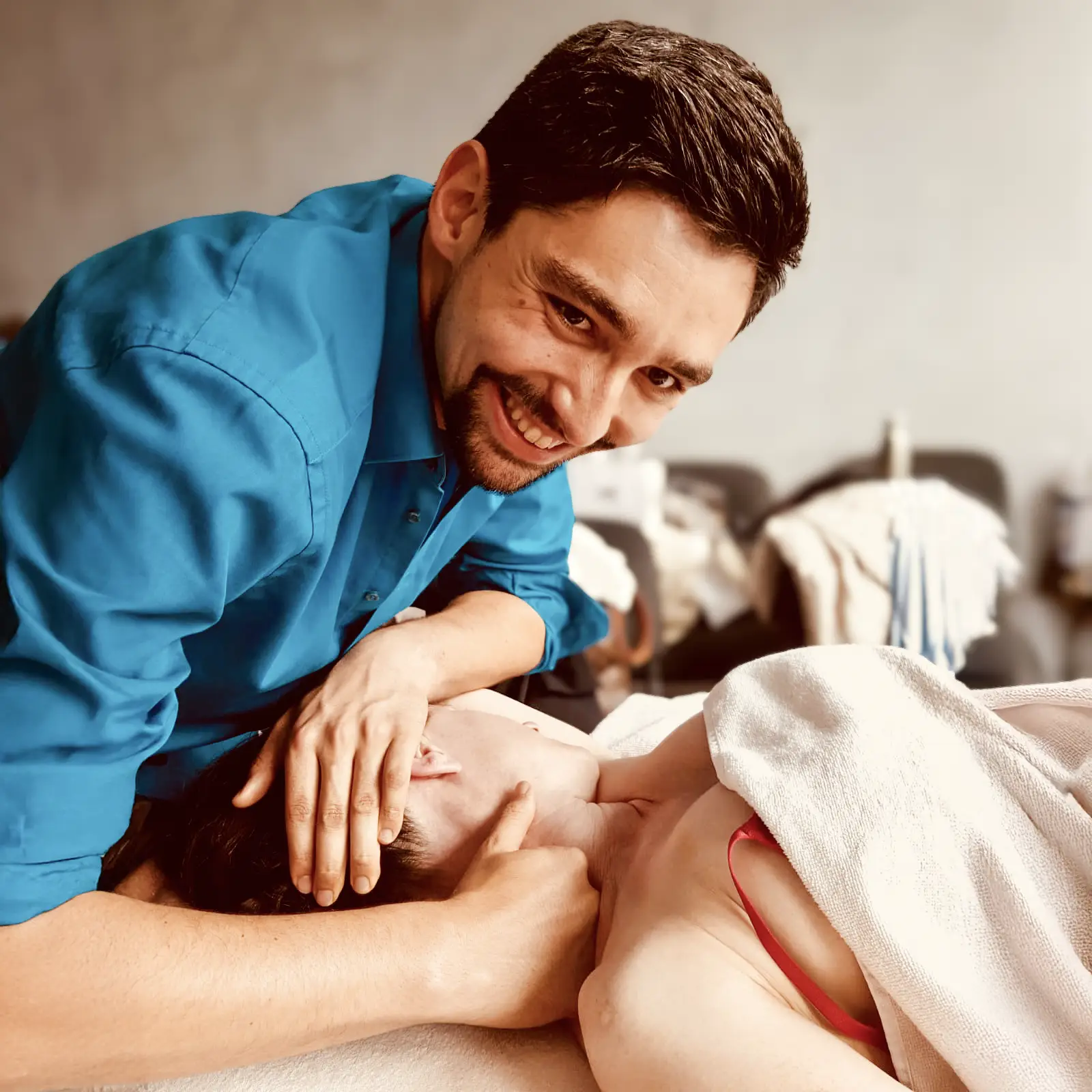 Joram Schirmaier bei einer achtsamen Massage-Sitzung