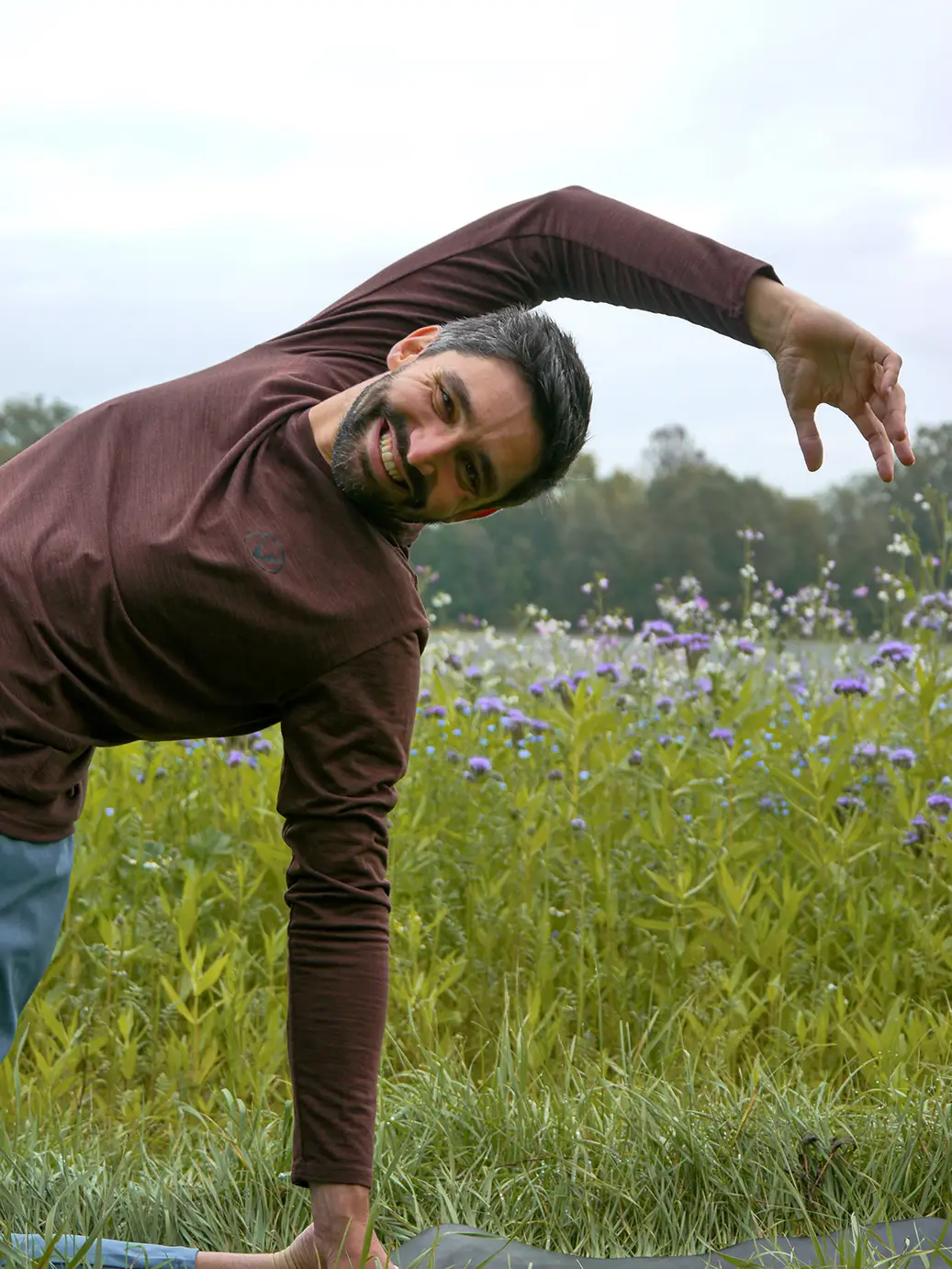 Joram Schirmaier praktiziert Yoga in Bad Dürrheim – halbes Kamel Asana für Flexibilität und Achtsamkeit