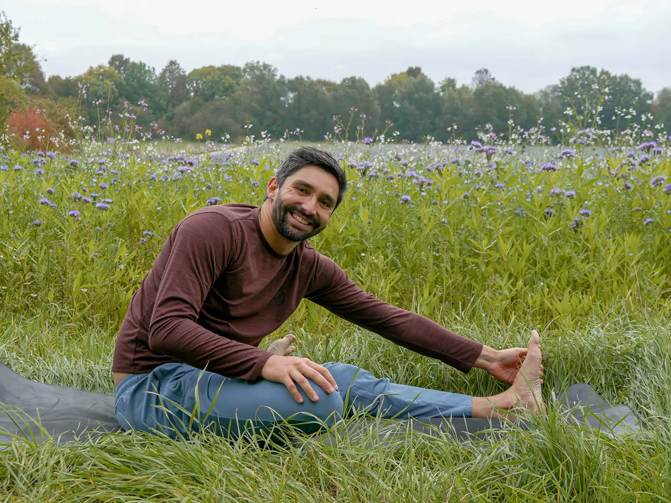 Joram Schirmaier praktiziert Yoga in Bräunlingen – einbeinige Vorwärtsbeuge für Flexibilität, Achtsamkeit und innere Balance
